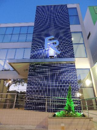 Fachada do Prédio ao anoitecer